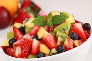 Ensalada de frutas frescas con chips de canela