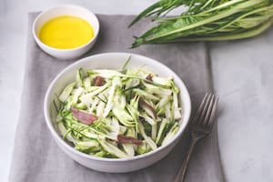 Ensalada tibia de radicheta salteada y anchoas