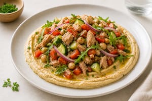Ensalada de atún con hummus y vegetales frescos