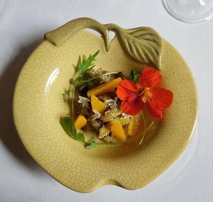 Ensalada de berenjenas y naranjas con vivo de vinagreta de tahini y miel de La Bourgogne en Punta del Este.