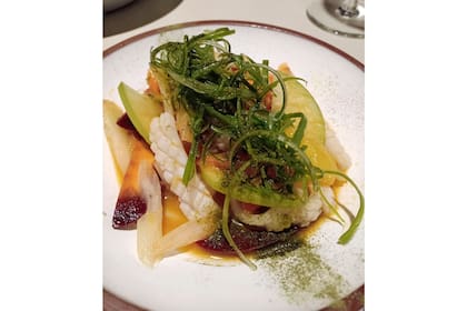 Ensalada de calamares, pickles, polvo de salicornia y peras