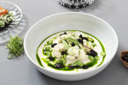 Ensalada de coliglor con ajo negro.