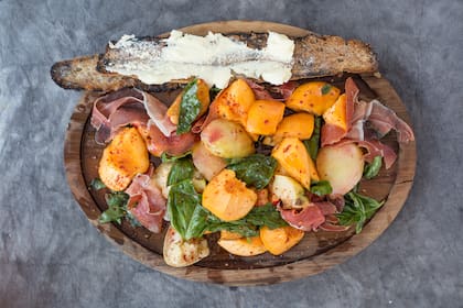 Ensalada de duraznos de tres colores, ají molido, albahaca, oliva y jamón crudo bien finito.