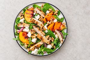 Ensalada de duraznos grillados y pollo