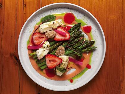 Ensalada de espárragos con frutilla y queso de oveja.