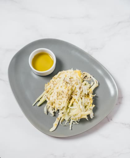 Ensalada de hinojo, repollo, manzana y aceite de trufa