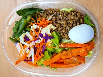 Ensalada de lentejas, vegetales y huevo