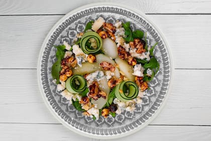 Ensalada de manzanas al vino, queso azul y nueces