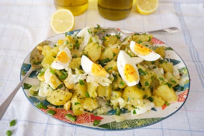 Ensalada de papa y huevo con perejil.