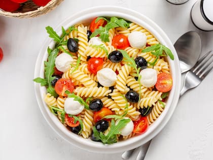Ensalada de pasta, tomate y queso