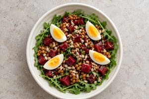 Ensalada de remolacha, lentejas y huevo