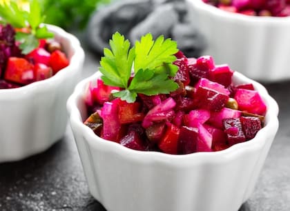 Ensalada de remolacha, manzana y arenque.