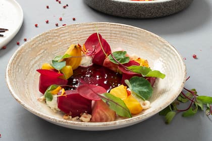 Ensalada de remolachas cocidas a la sal, se usa de la hoja a la raíz