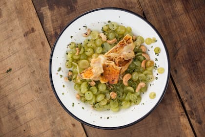 Ensalada de uvas blancas cortadas a la mitad sin semillas, oliva, castañas de cajú, tomillo fresco y cheddar dorado a la plancha.