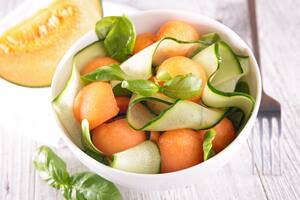 Ensalada de zucchini rallado, apio y melon