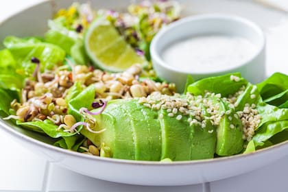 Ensalada detox verde con palta, brotes, semillas de cáñamo y yogur aderezado.