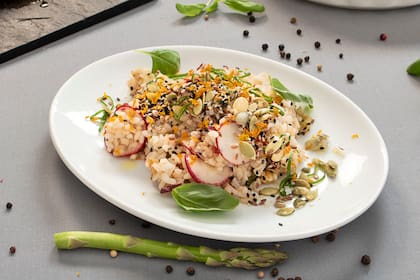 Ensalada fresca de arroz, espárragos, semillas y rabanitos. En la ensalada el chef usa largo fino.