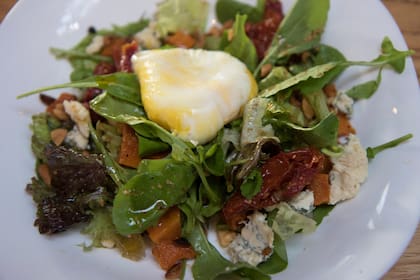 Ensalada fresca en el restaurante Chukker 5 de la estancia La Candelaria.