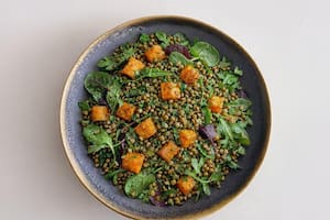 Ensalada tibia de lentejas, calabaza y verdes