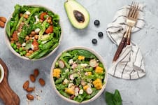 Menú de almuerzos “detox”: 5 ensaladas completas que reducen la inflamación, regulan el colesterol y nutren de forma inteligente