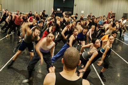 Ensayo de Bolero X, obra de Ravel con coreografía del israelí Shahar Binyamini que se presentó hace dos temporadas, en la sala 9 de Julio, que usa el Ballet Estable