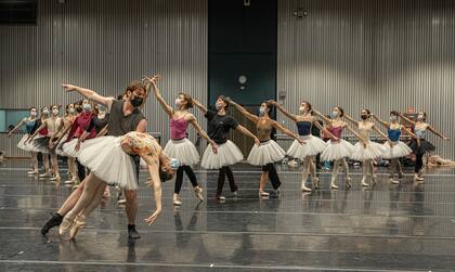 Ensayo de "El lago de los cisnes", con Federico Fernández, Ayelén Sánchez y el Ballet Estable