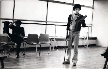 Ensayo de Hamlet, con dirección de Omar Grasso, que protagonizó Alcón en la temporada de 1980 junto a Elena Tasisto, Mario Alarcón, Graciela Araujo, Roberto Carnaghi y Roberto Mosca 