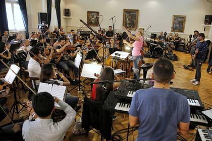 Ensayo de Juanes en el Centro Vasco, con la orquesta que lo acompañará en su show de esta noche