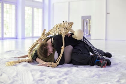 Ensayo de la performance con el esqueleto de la sirena