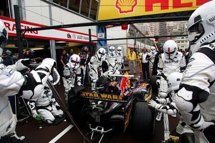 Ensayo de pit stop de Red Bull Racing en el Gran Premio de Mónaco 2005; la escudería utilizó el lanzamiento del tercer episodio de la saga de Star Wars para vestir con los trajes de soldados del Ejército Imperial a los mecánicos