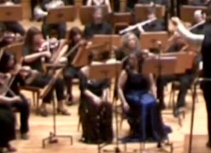 Enseguida, tiene dificultades para mantenerse en pie y se sienta.