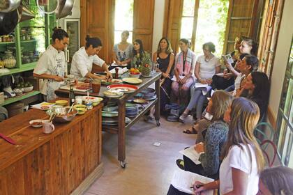 Enseñar a cocinar con productos de estación, eje de sus clases