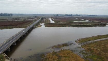 “Entendemos que esta demora generará un importante desfasaje entre el avance hidráulico del ensanchamiento del río y la futura ejecución de un nuevo puente sobre la Ruta Nacional 205”, sostuvieron