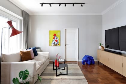 Entendiendo que el living es un espacio de paso, se opto por un único sillón grande enfrentado a un rack de TV (Lobo) con una alfombra de Elementos Argentinos.