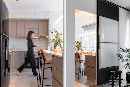 Entendiendo que la cocina original no seguía la propuesta del living, la decoradora apostó por los detalles: sillas de madera de Estudio T y una lámpara 'Puma', de Imdi.