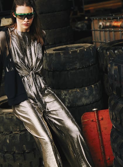 Enterito con moño delantero (Vitamina), campera de red (Uma)