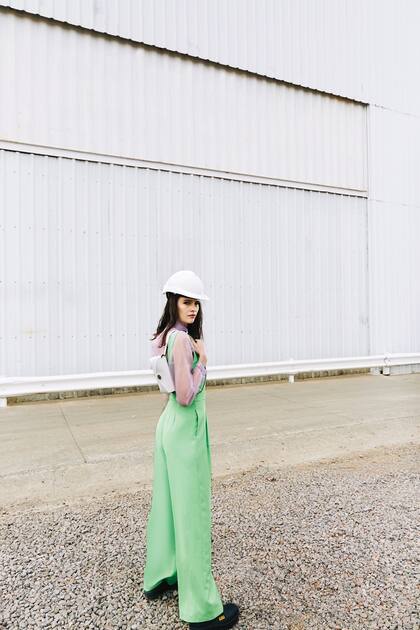 Enterito sastrero con escote cuadrado y camisa de organza (Las Pepas), riñonera de cuero (Prüne)