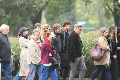 Varios artistas decidieron acercarse hasta el cementerio de Pilar para acompañar a la familia de Farrell y estar presentes en la misa de despedida