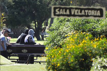 Entierro de las primas asesinadas Brenda y Morena en el cementerio Las Praderas en Lomas de Zamora