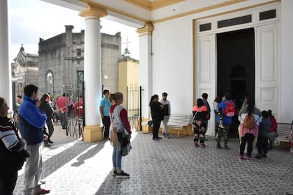 Entierro de Tahiel, el chico de 2 años que murió en Gualeguaychú, hecho por el que su madre está presa y su padrastro se suicidó