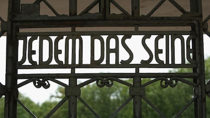 Entrada a Buchenwald, con la frase "Jedem Das Seine", literalmente "a cada uno lo suyo" (o "o que se merece").