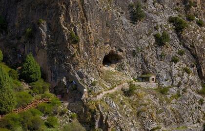 Entrada a la cueva kárstica de Baishiya, en China, donde se hallaron los restos fósiles