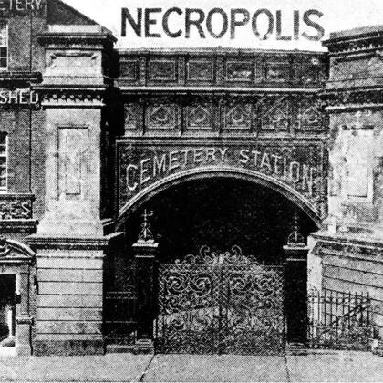 Entrada a la estación para viajar a la necrópolis