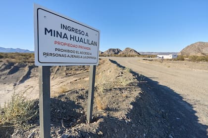 Entrada a la mina de oro Hualilán, de la empresa Golden Mining, sobre la ruta 149, en Ullúm