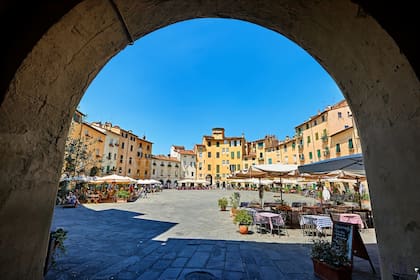 Entrada a la piazza dell´ anfiteatro de Lucca. Situada junto al río Serchio, es una de las ciudades más desconocidas pero más bellas de la Toscana.  