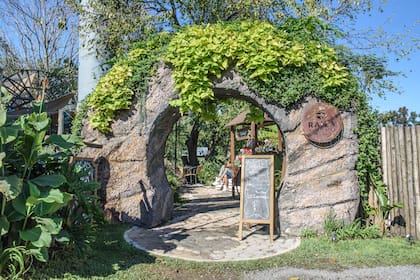 Entrada al café-vivero sobre la avenida 12 de Octubre