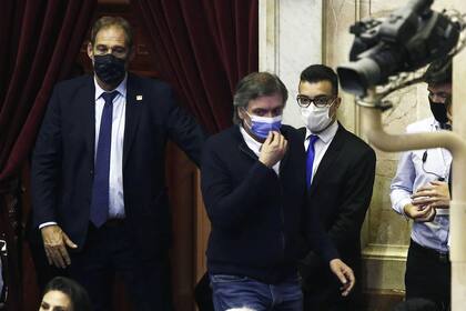 Entrada de Máximo Kirchner al recinto para la votación por el acuerdo con el FMI