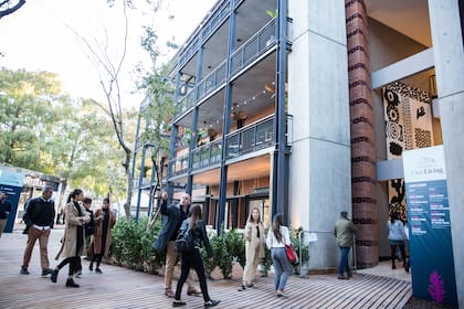 Entrada del edificio que forma parte del complejo Casa Living, donde se encuentran los departamentos ambientados.