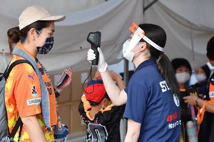 La entrada del público a los estadios en la J-League