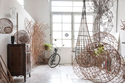 Entrada del taller, con algunas de las obras del autor. En primer plano, La intersección de los mundos (2016) Mimbre e hilo.